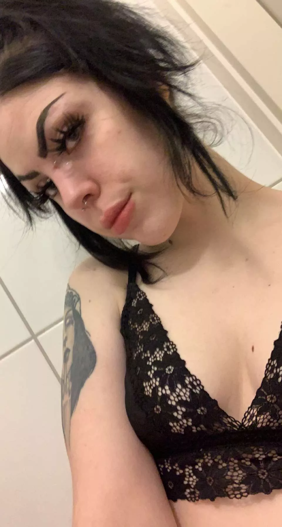 am I cute? 🤭🖤 posted by iidaslida