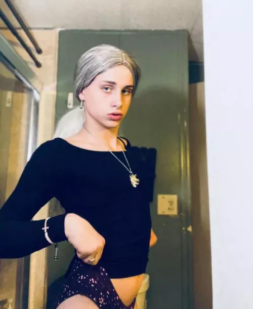 Am I fem enough ?🥺👉👈 by bunnyboyleah