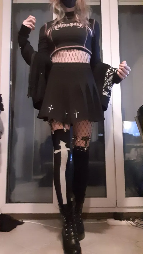 Am I girlfriend material? posted by LysOnTheWindmill