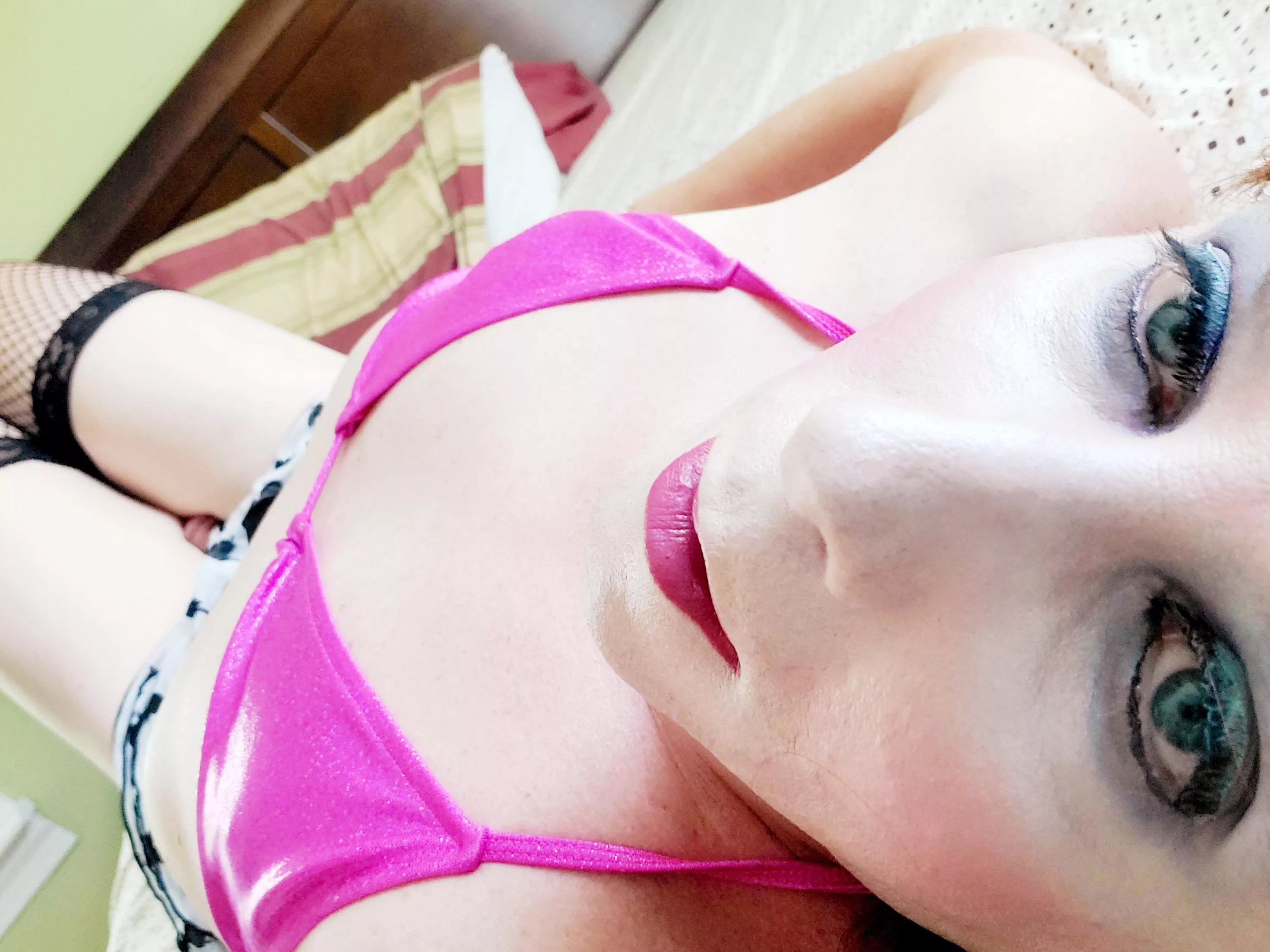 am i pretty enough to kiss 💋? posted by SexsmittenCD