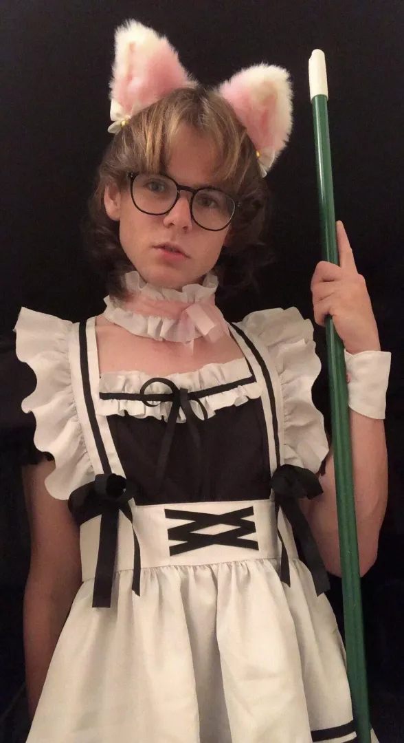 Am I the only femboy maid who actually likes to clean? posted by itibitib