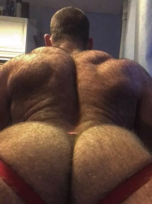 Am I the only ohe who loves a muscular back side? by endswimmer