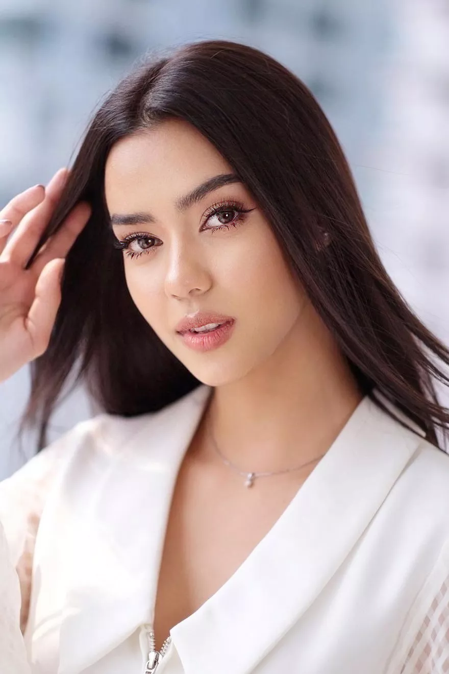 Amanda Obdam posted by SophisHelper