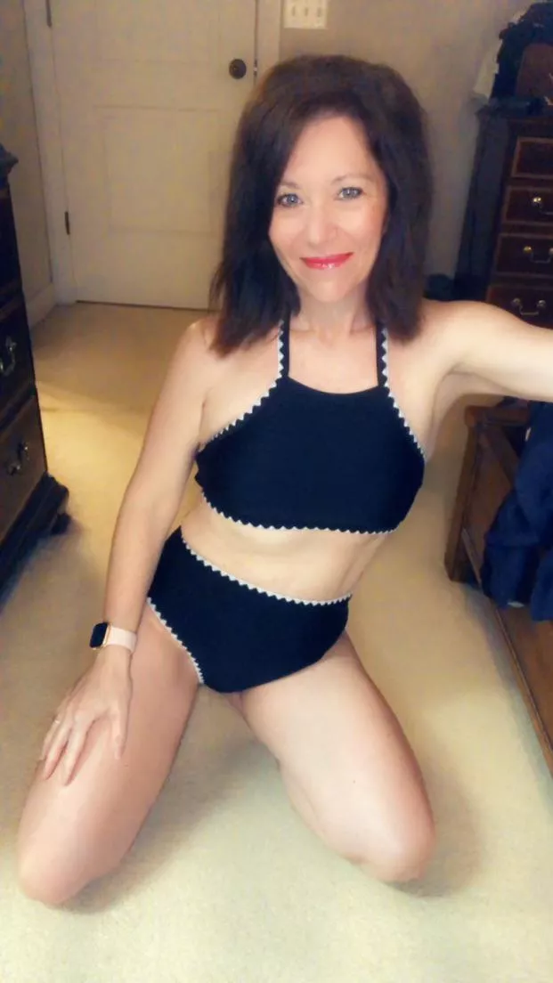 Amateur gilf posted by Western_Activity_979