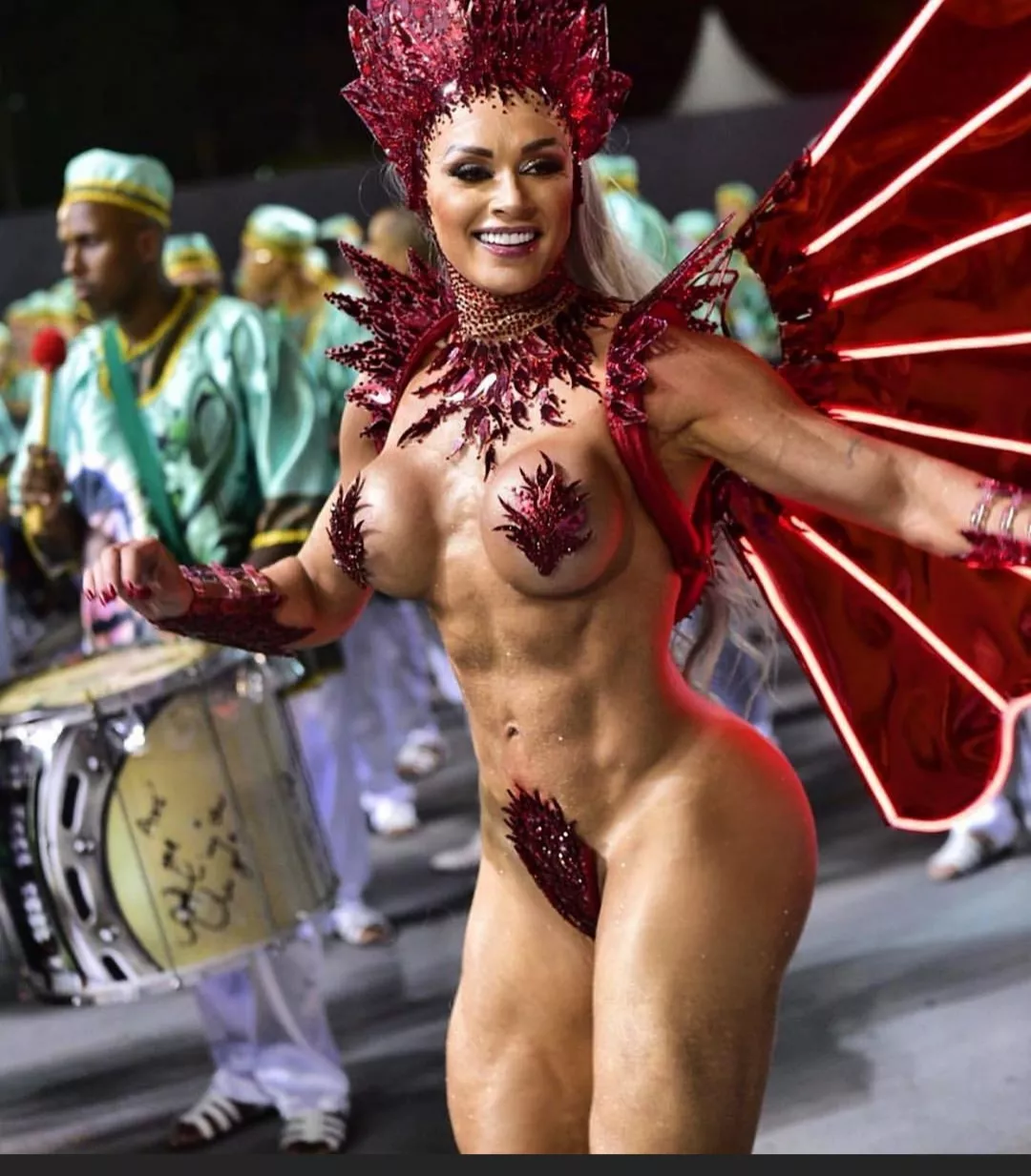 Amazonian bimbo at carnival posted by twilightbreakin