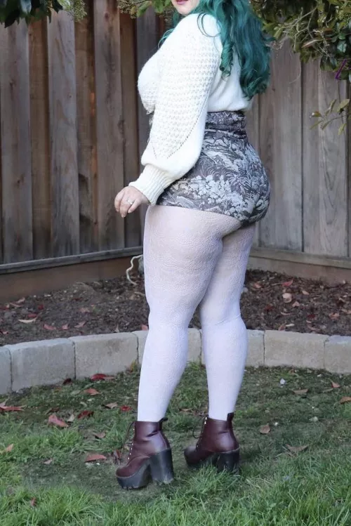 An outfit I wore earlier in the month. These shorts are extremely short and the only way I wear them is with a beautiful pair of tights. Is it still tights season where you live? by pinupandfantasies