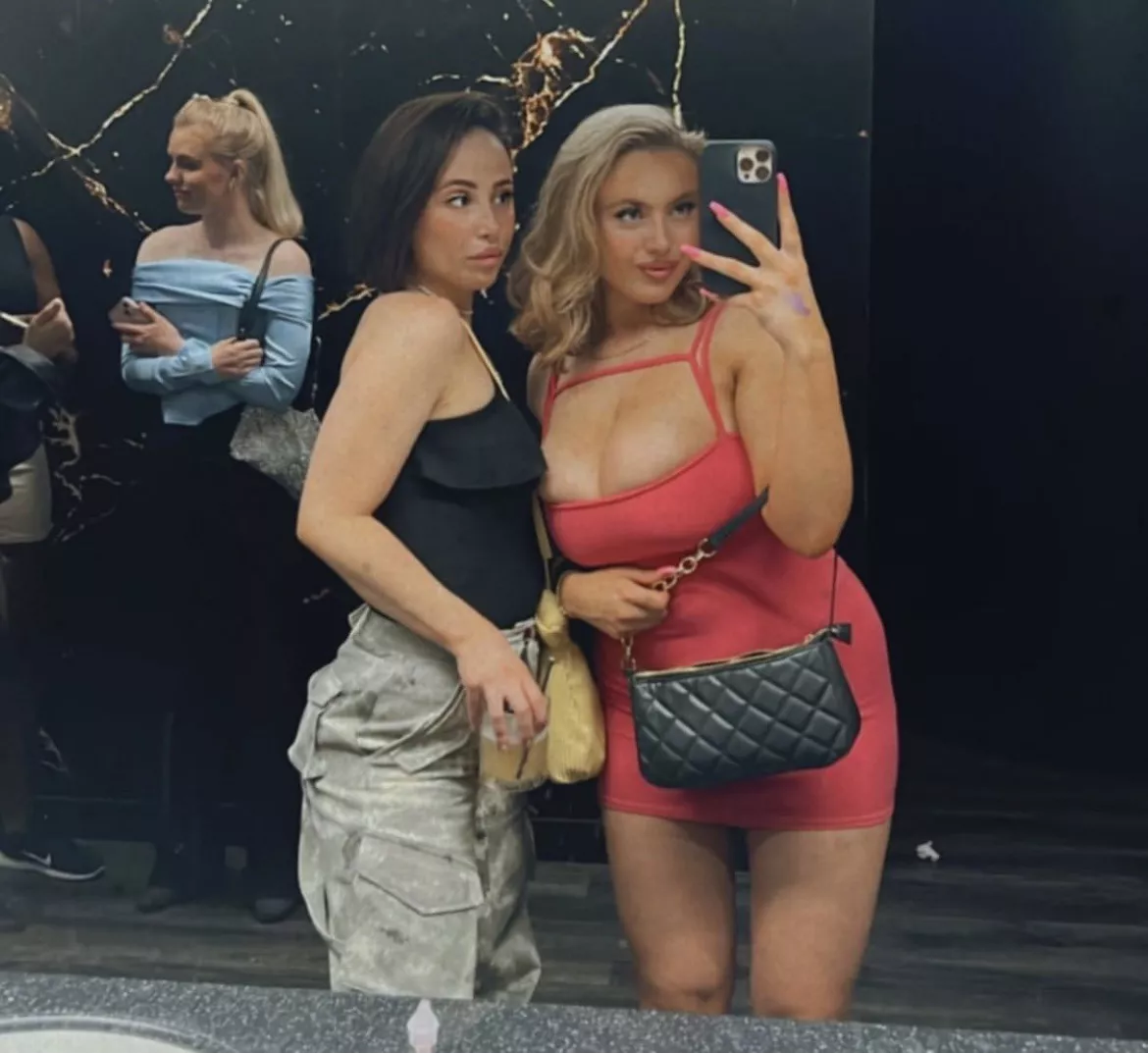 Annabelle massive tits posted by FinG777995