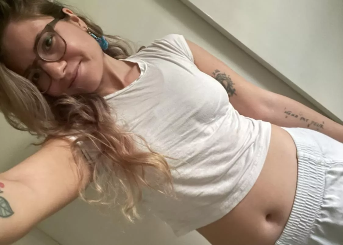 Another cozy selfie 🤗💛 posted by lil-athena