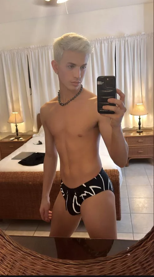 Another pic of Aquaria (from her Twitter) by mtlgay17