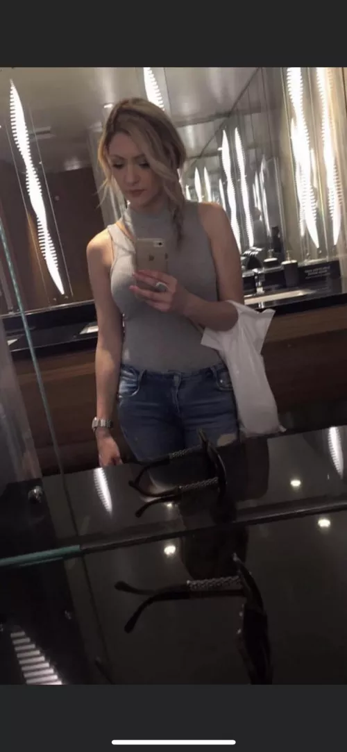 Any bullies interested in Louisa? by Elmalo619