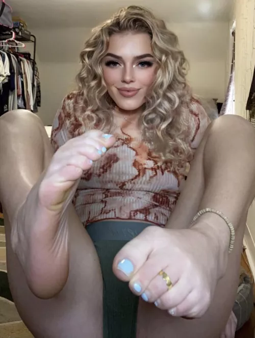 any volunteers to lick my feet and suck my toes😘 by mollyhampton