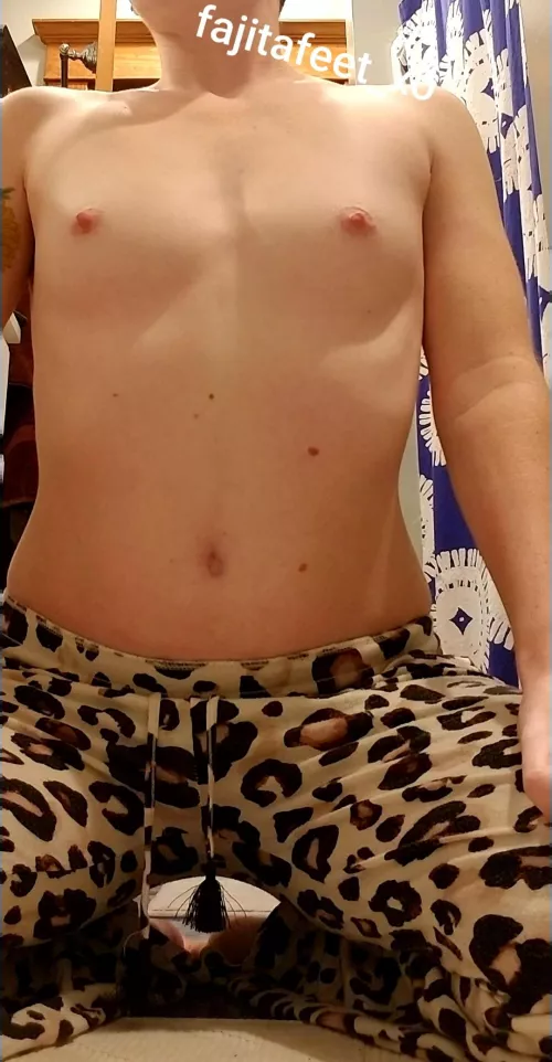 Any volunteers to worship some tiny tits tonight? I promise to worship your dick in return by Fajitafeet_xo