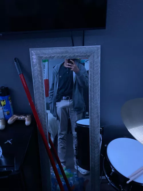 Anyone down to exchange pics (straight) by Equivalent-Ferret-58