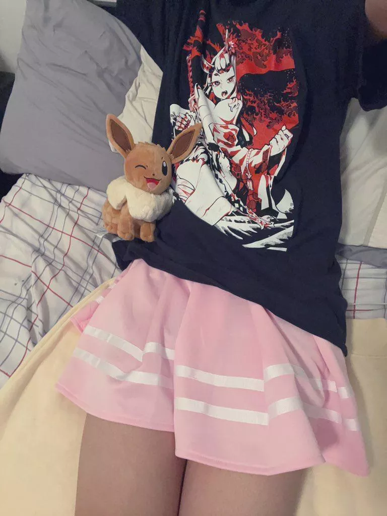 Anyone down to take me out for a burger and cuddle? (＠＾◡＾) posted by Vinylowo