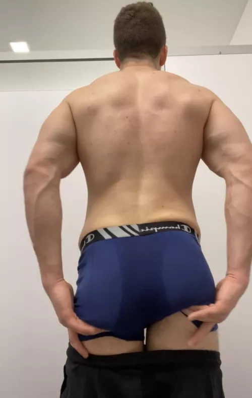 Anyone else get this much ass sweat when they squat? by Jackpackage71