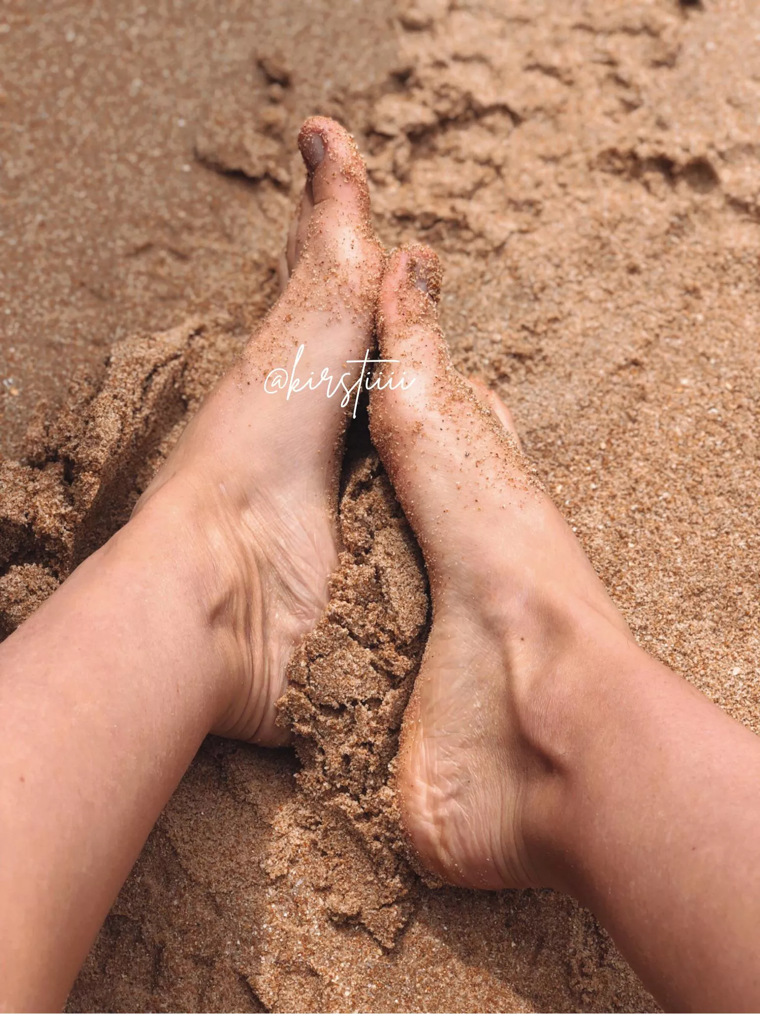 Anyone else like sandy feet? 👣 DM me to chat 😘 posted by Kirstiiii