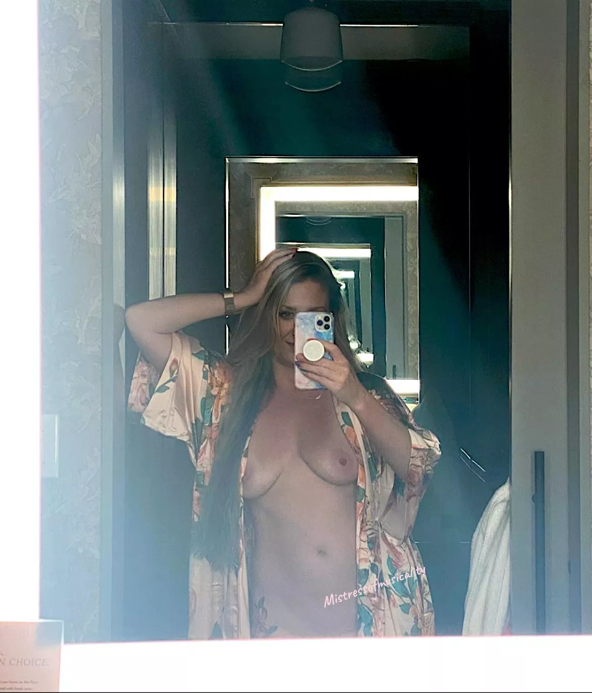 Anyone else love a good hotel mirror selfie? posted by mistressofmusicality