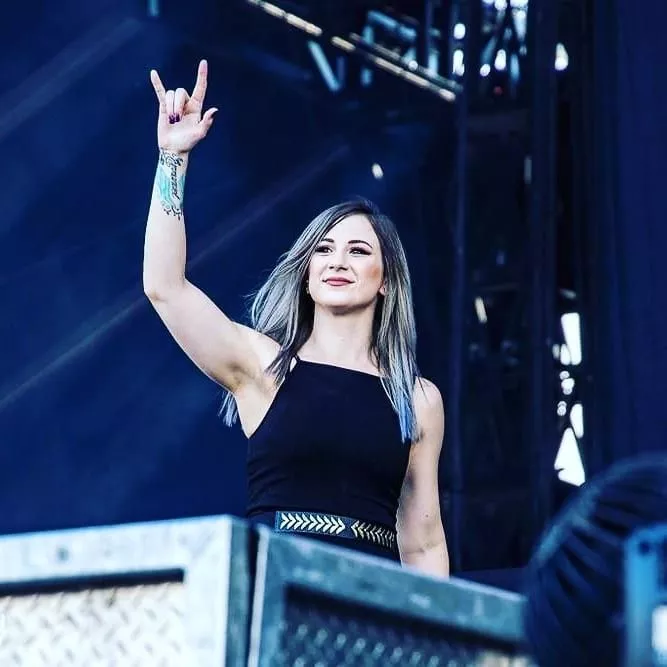 anyone else want to lick her pits? posted by 9inchlong7inchround