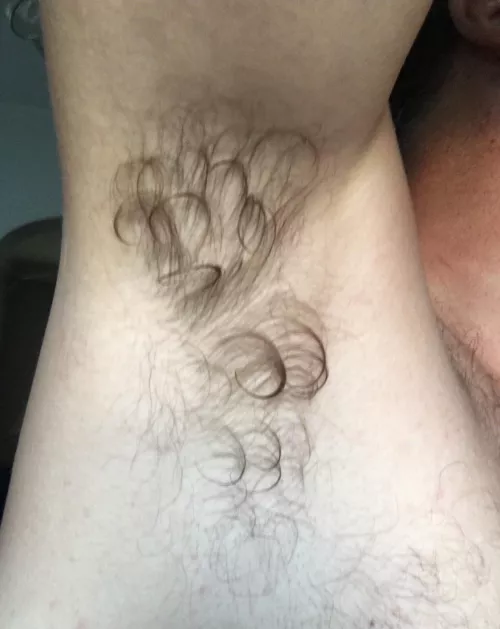 Anyone else’s pit hairs line up in curls when they’re really sweaty? by furry_vr