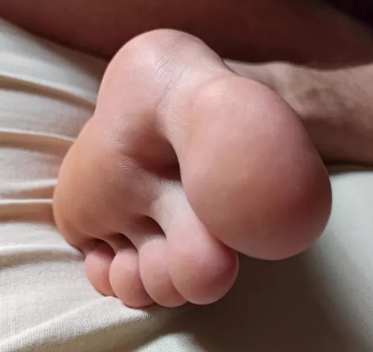 Anyone here interested in toes? 😜 by Jayx1337