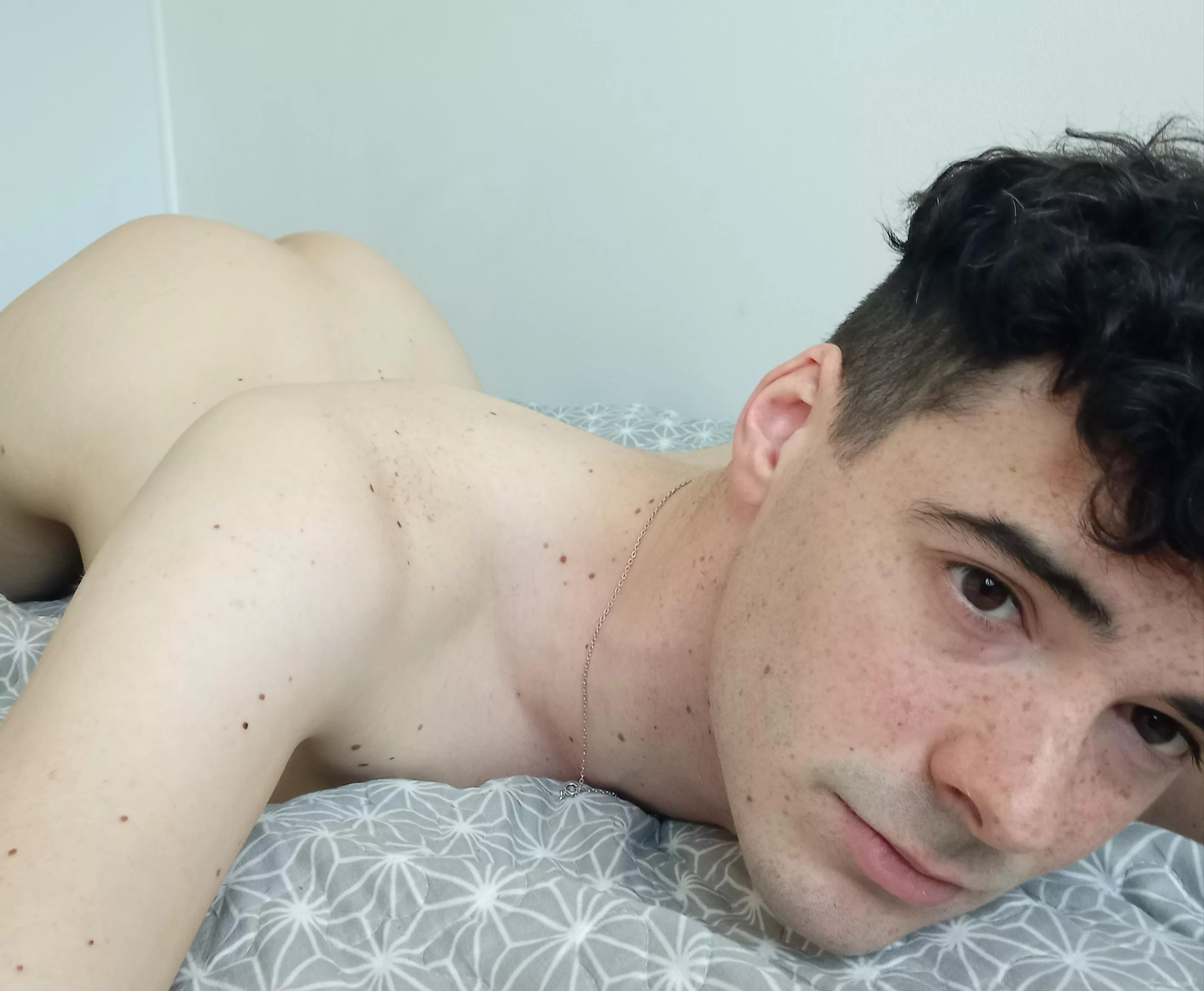 Anyone here like a twink with freckles ? posted by paxinsulae