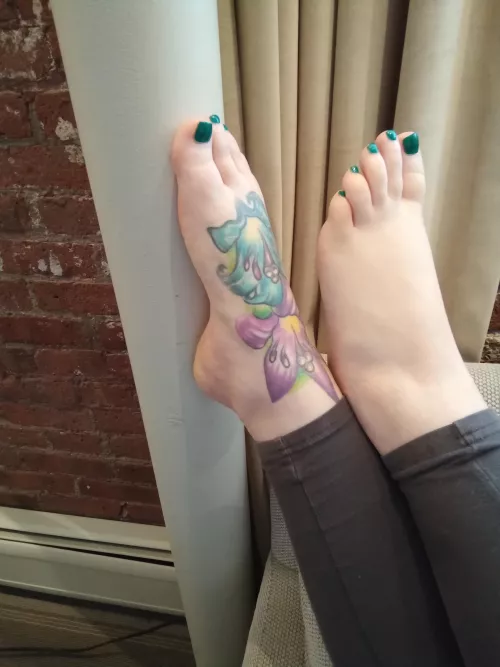 Anyone Interested in live mature feet in the shower? DM me now. short window of opportunity. 😘 by ErinRealta