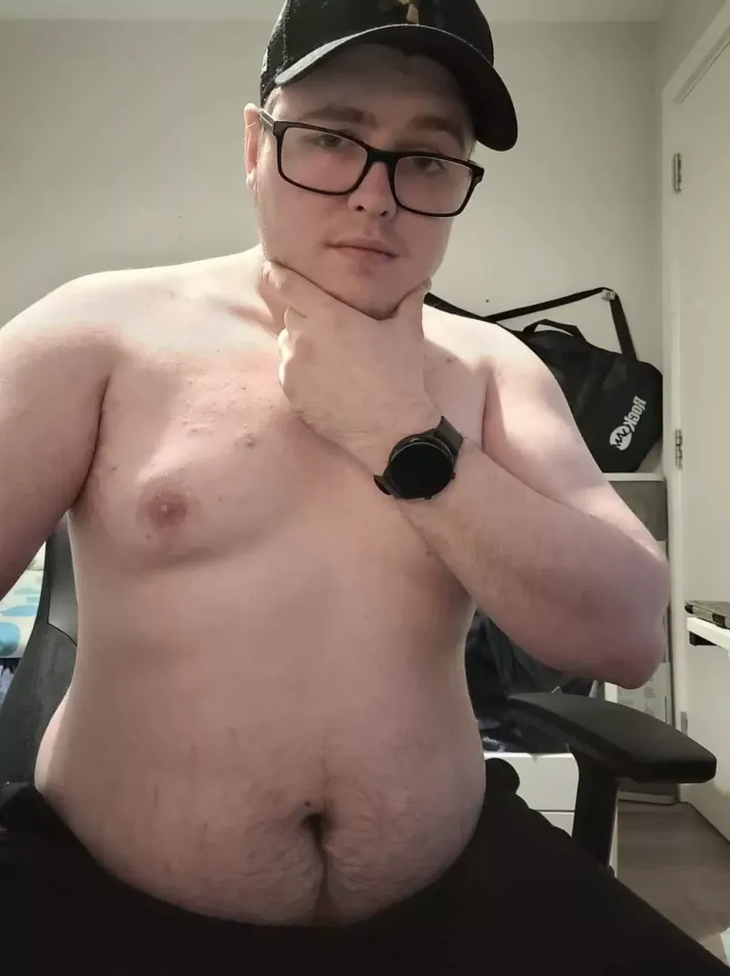 Anyone into young chubby gamer dudes? by MisterGamerMan