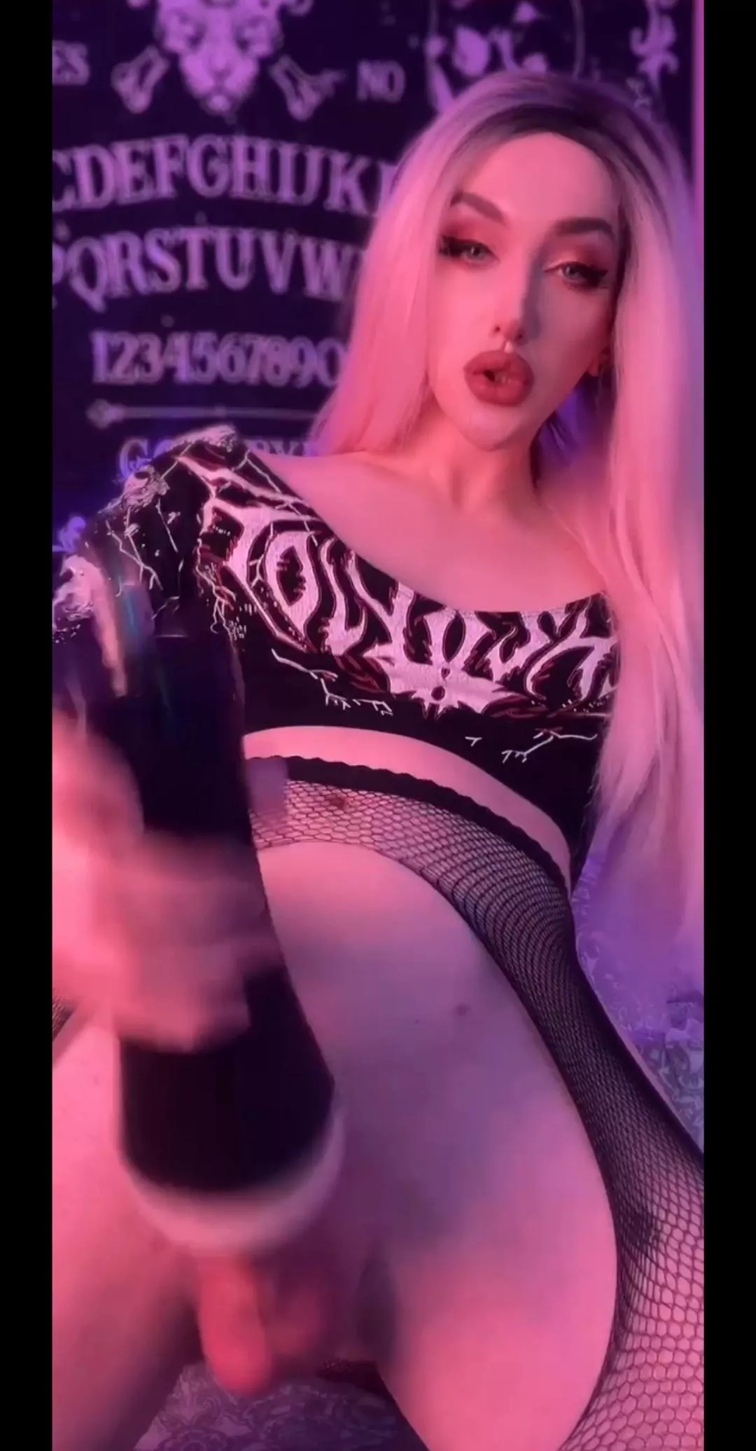 anyone knows her name? posted by guzzkamp0z