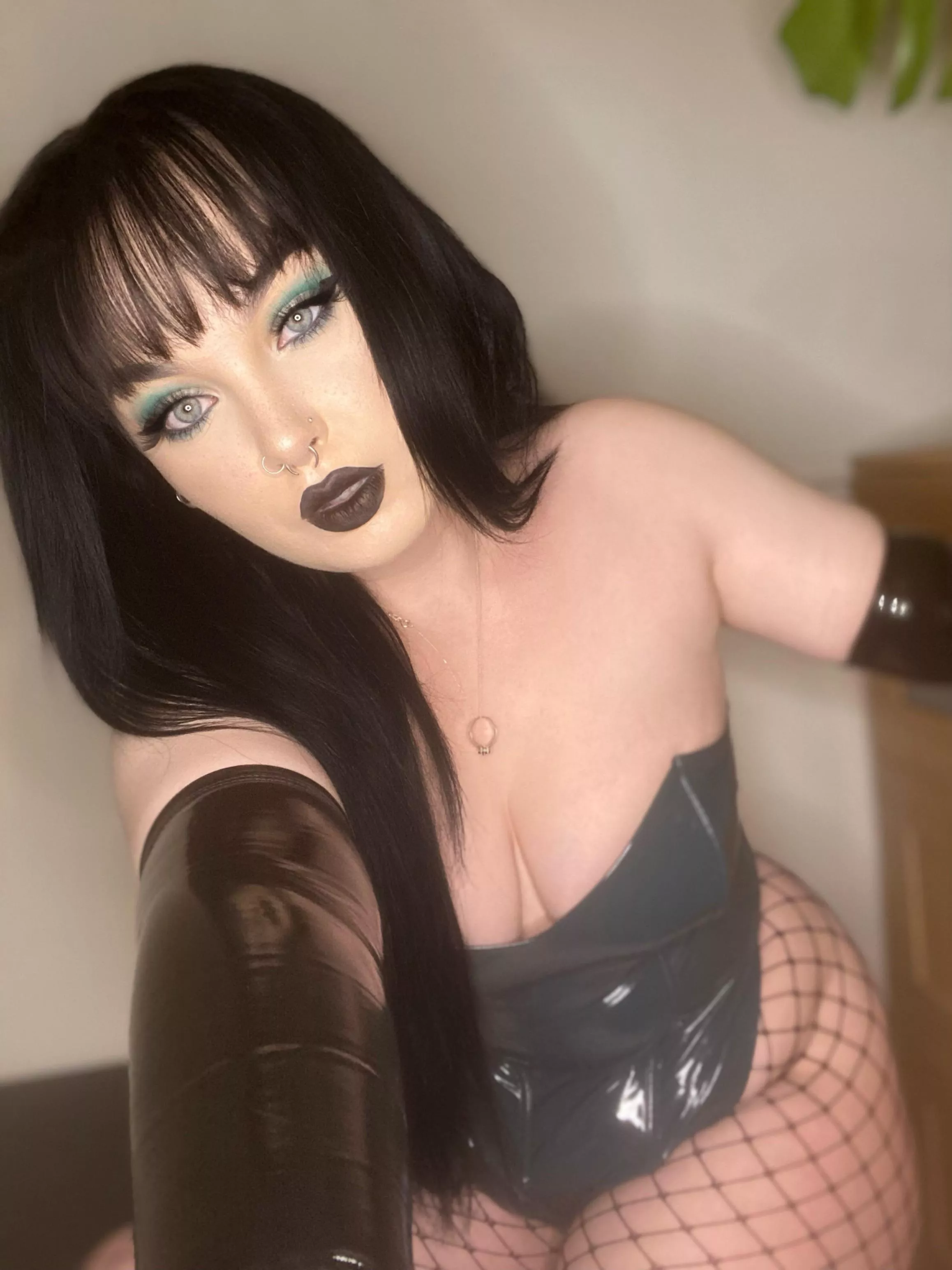 Anyone looking for a latex goth gf? posted by Hex_d0ll