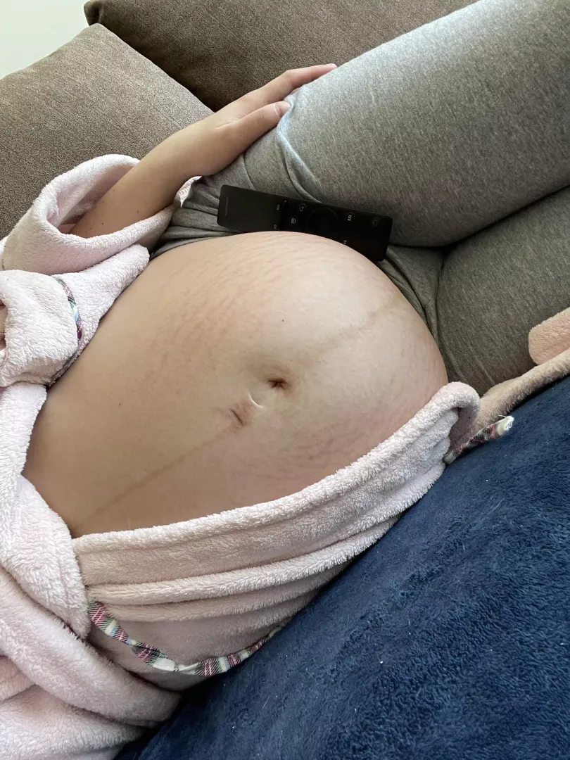 Anyone wanna come cuddle with me & my bump🤪 posted by Milfmaddie