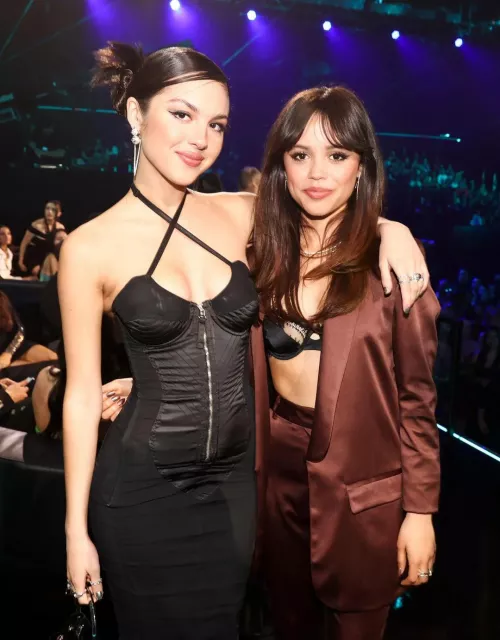 Anyone wanna jerk for Olivia together? by booblover315