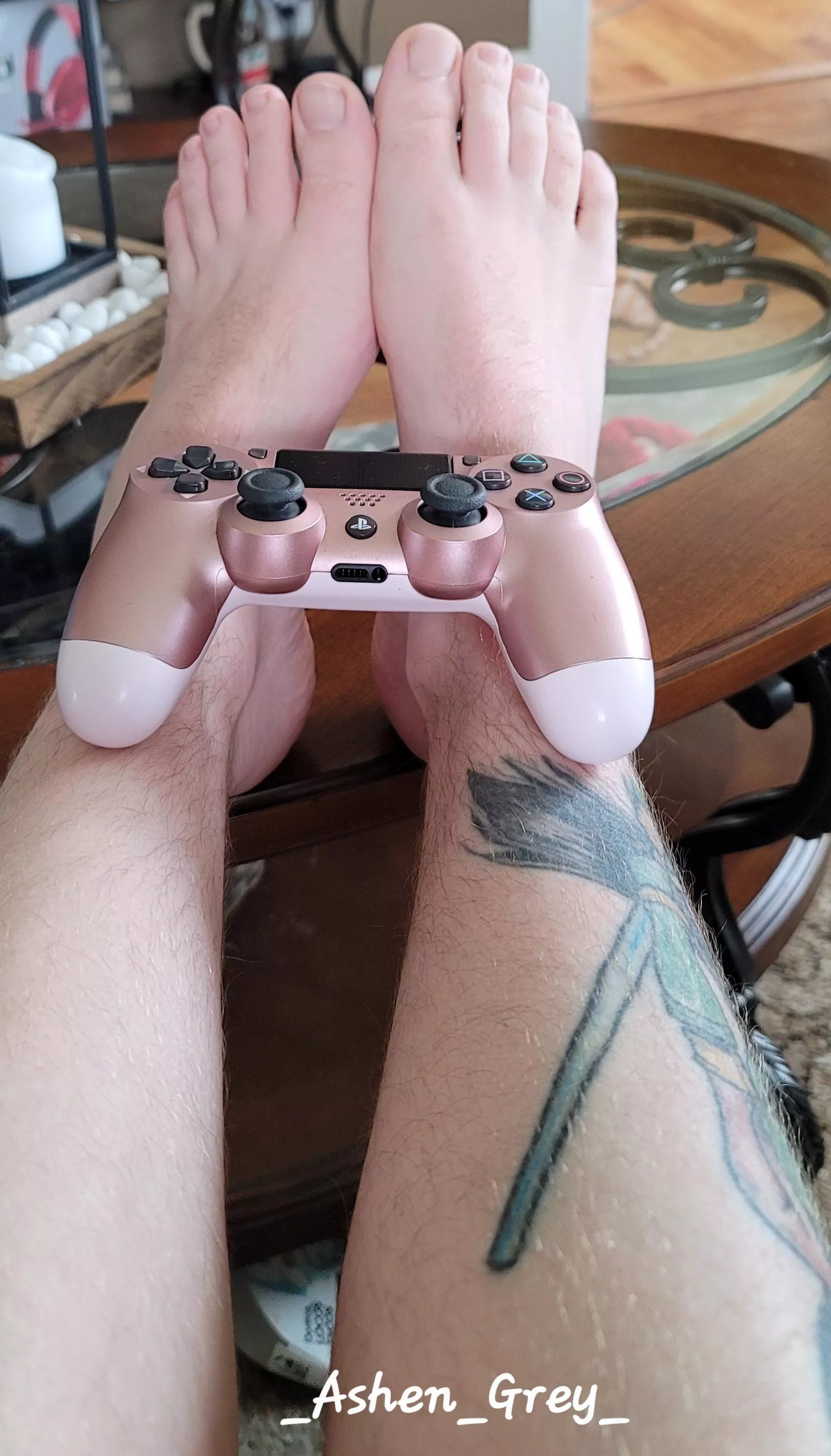 Anyone wanna play borderlands with me? You can play with my feet if yah like 😈😈😈 posted by _Ashen_Grey_