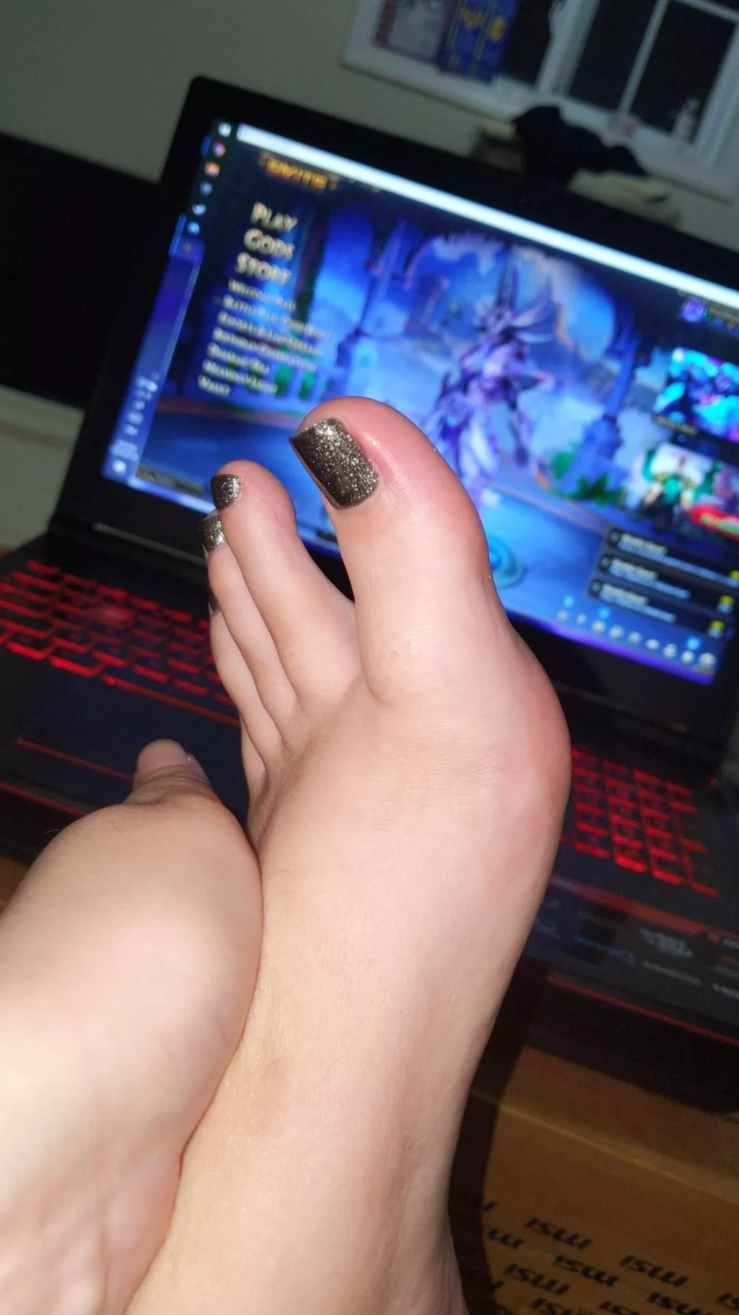 anyone wanna suck on my toes while I play games 💦😏 posted by FootieFemme