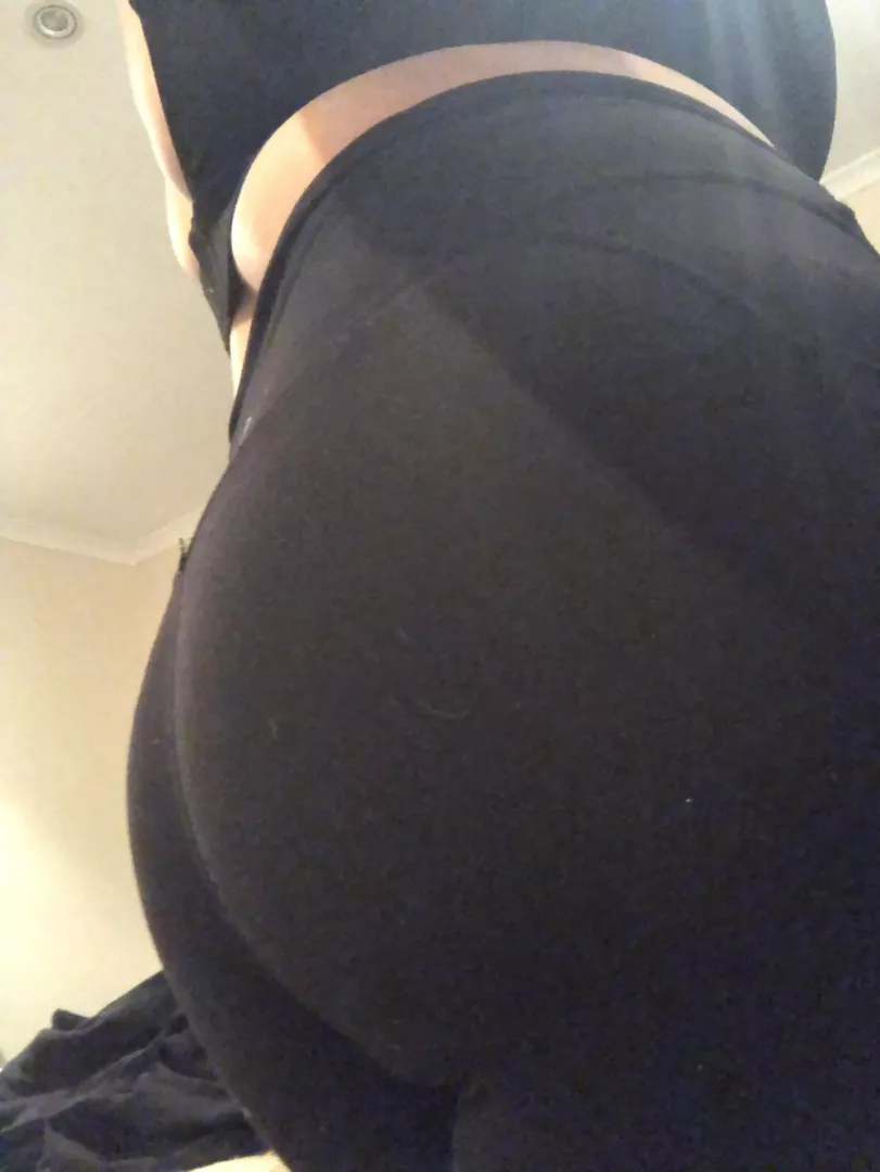 Anyone want a thicc milf peach by heelstokiss