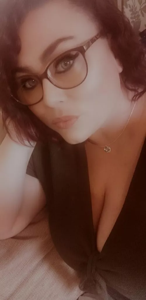 Anyone want to cum tribute my ex she’s curvy with big tits kik me saraz69 by lovetribs12