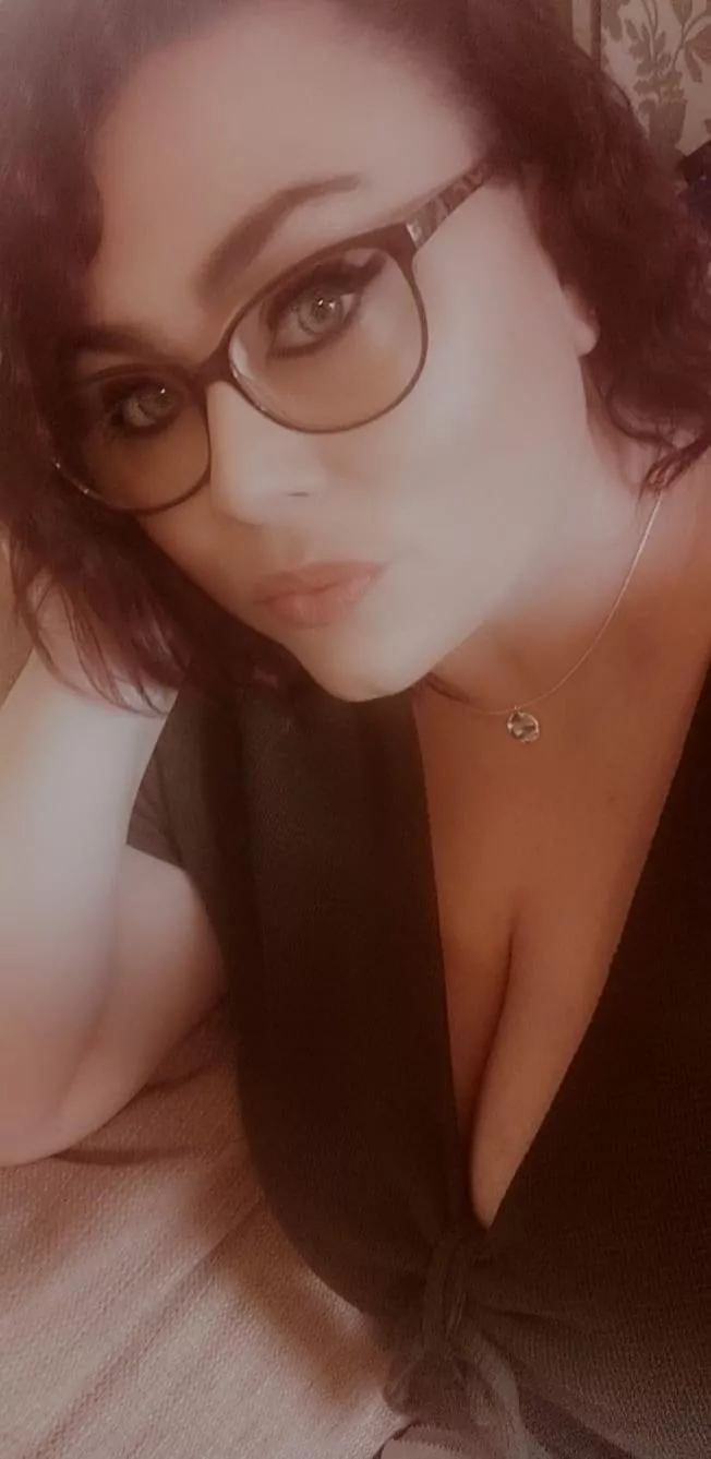 Anyone want to cum tribute my ex she’s curvy with big tits kik me saraz69 posted by lovetribs12