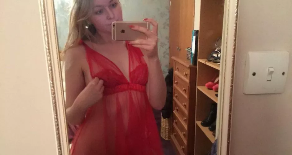 anyone want to trade pics with my gf? by swanny911