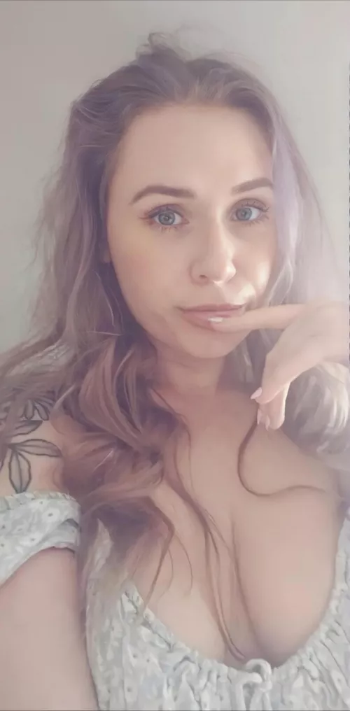 Anyone want to trib non nudes of girls I know? Send me your kik by hornystudcock