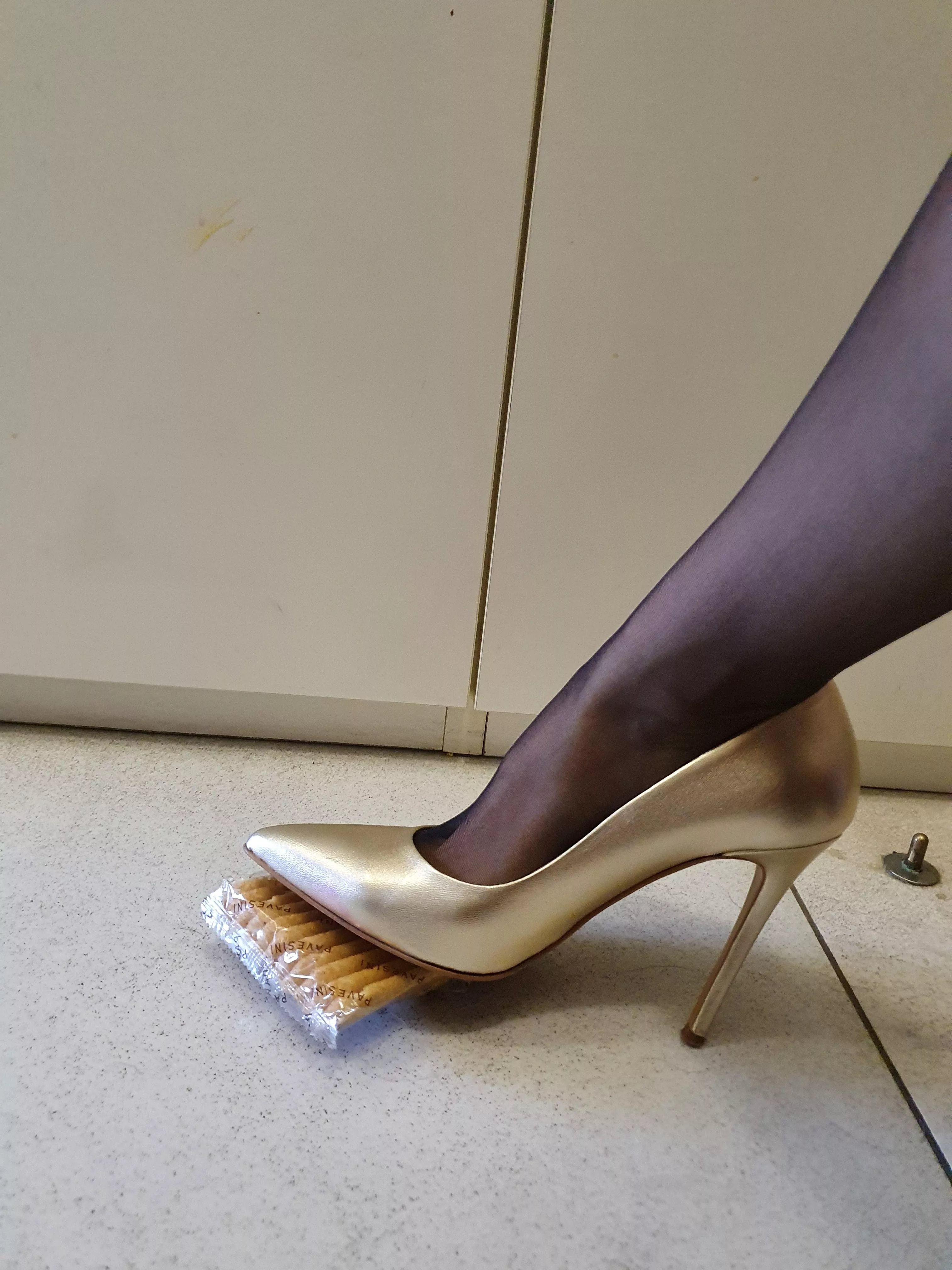 anyone with food crushing fetish?? posted by missstrawberry94