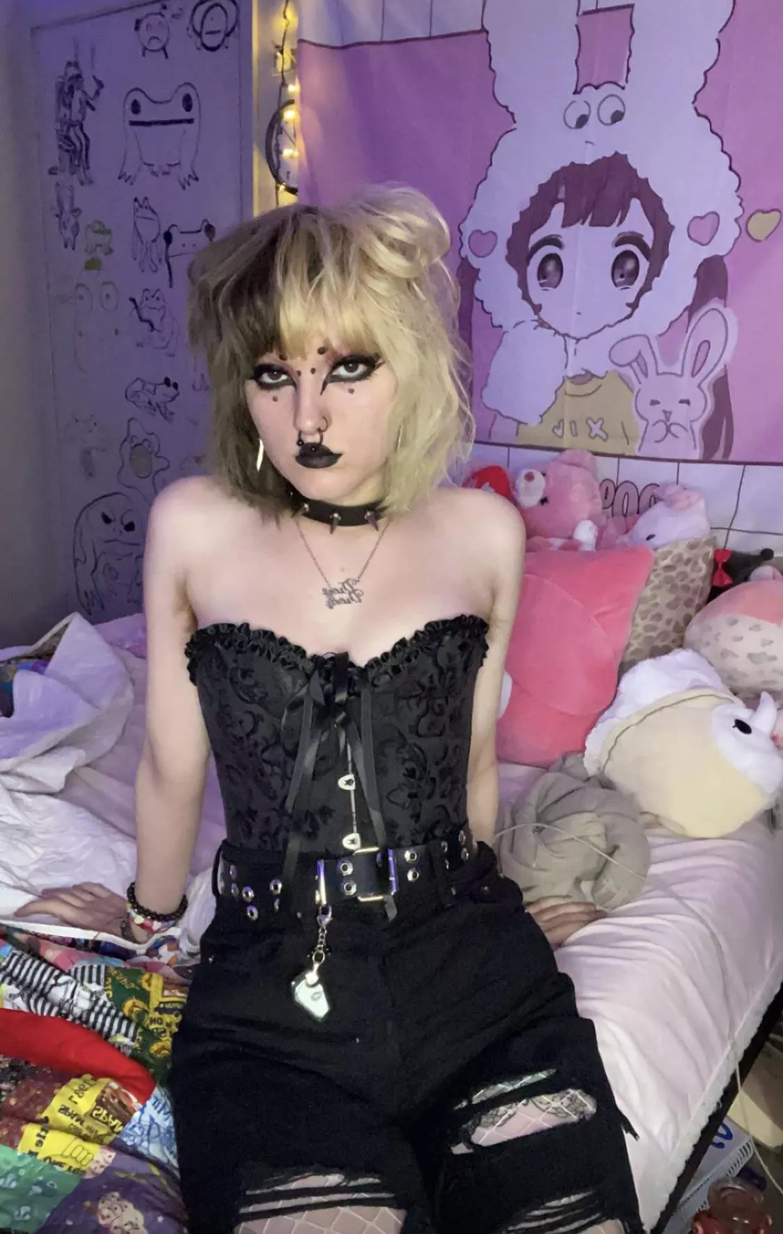 are you a fan of goth femboys? posted by br41nd34db4by