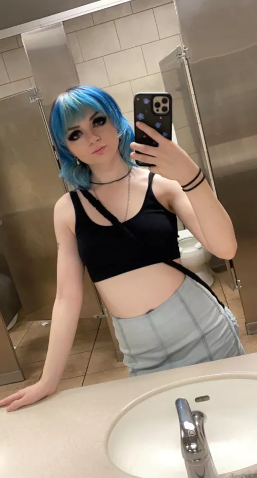 Are you down for a bathroom quickie? ☺️ by allthatrecoil