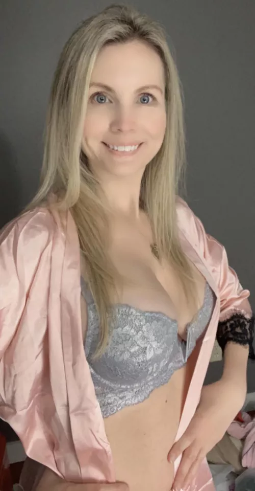 are you into mom bodies by Impossible-Fix2973