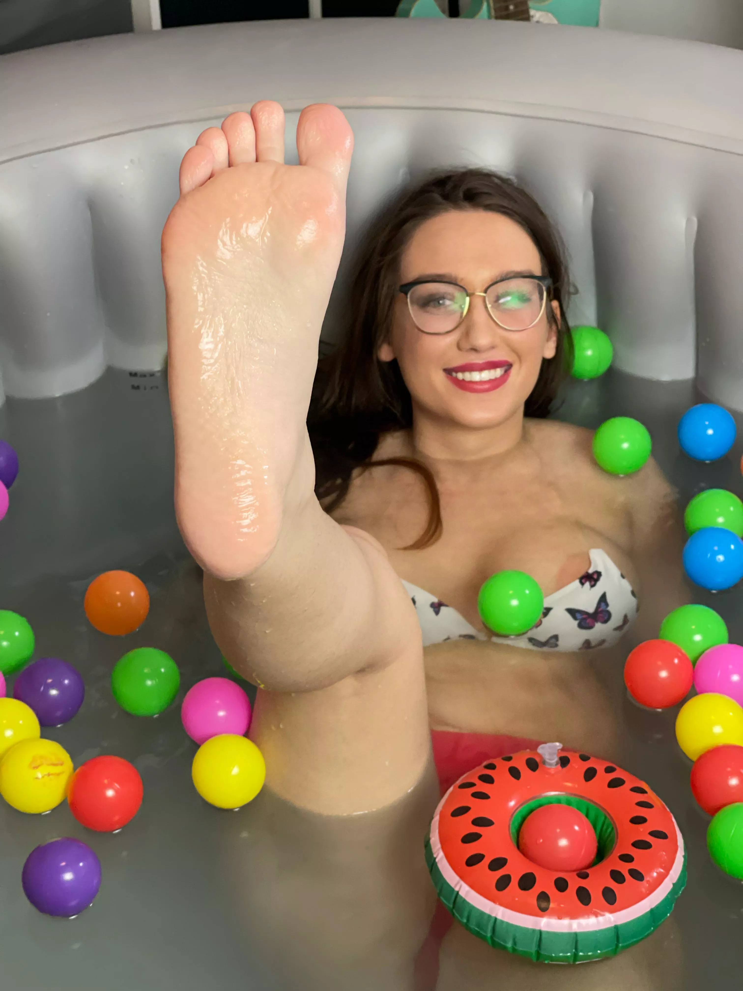 Are you looking at my feet or my nipslip? posted by Loolooofficial