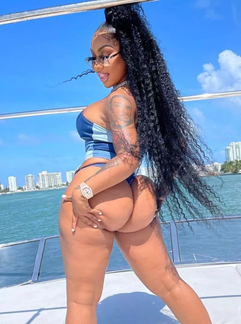 ari posted by PostingGoat