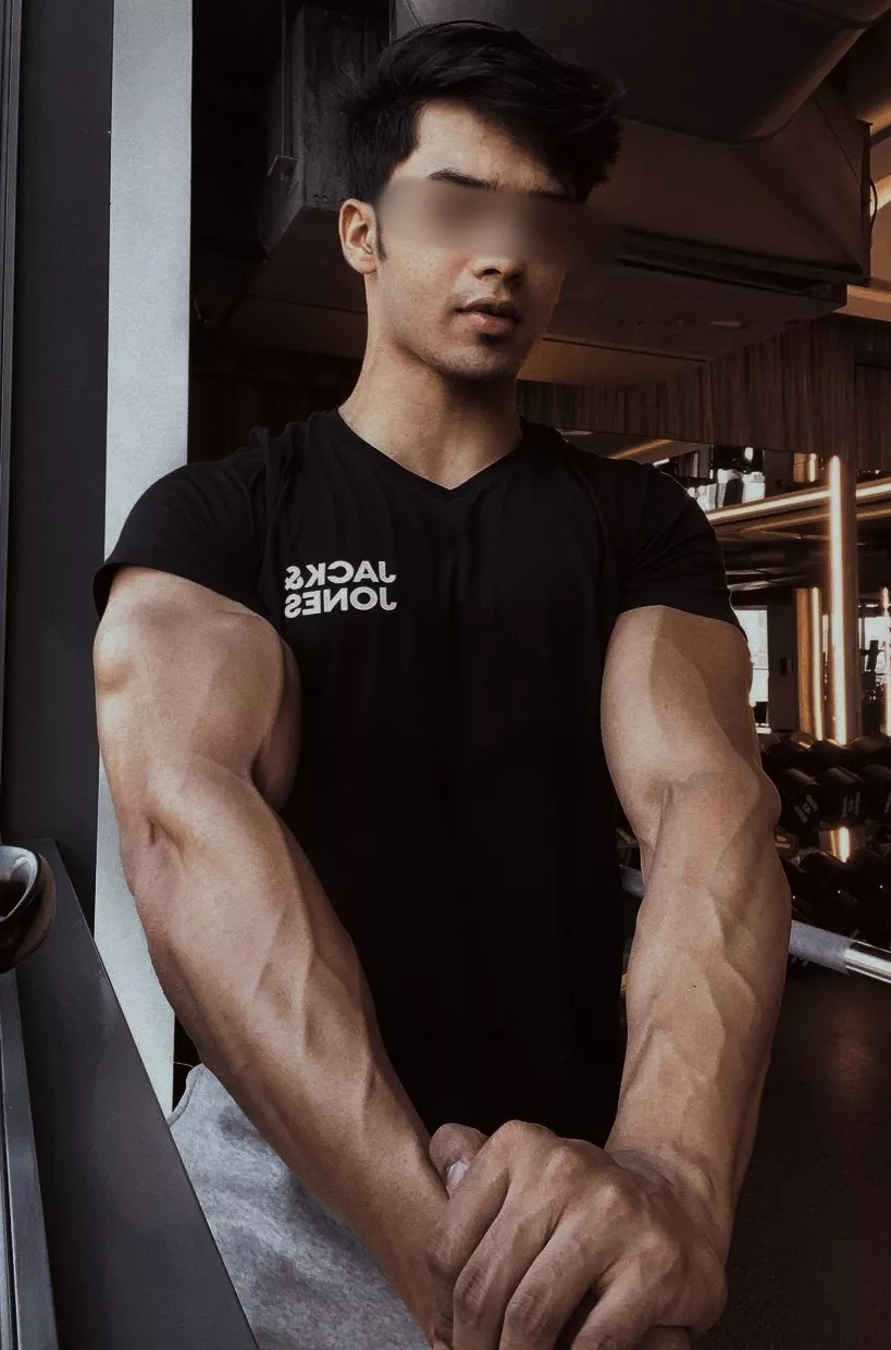 arms built to pin you down and toss you around posted by Ragna-Cock