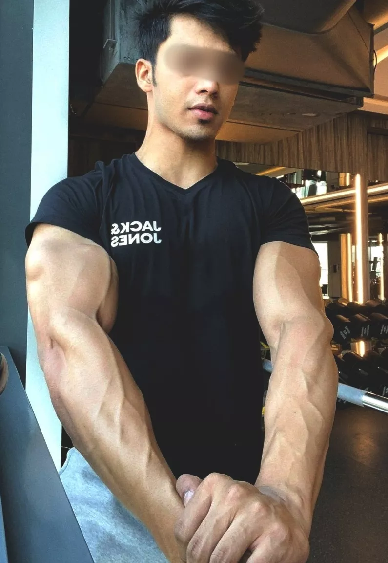 arms built to pin you down and toss you around posted by Ragna-Cock