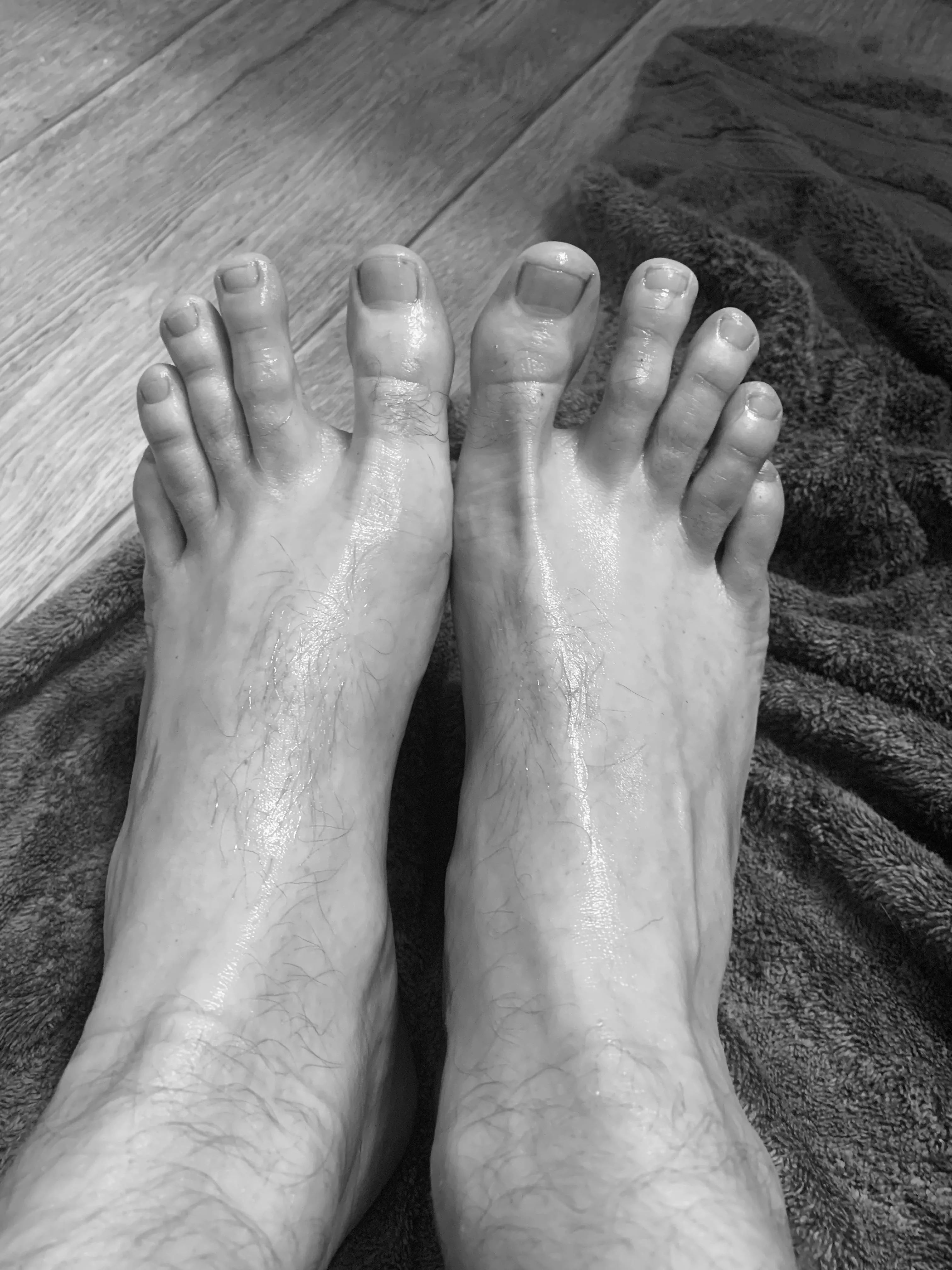 Artsy oiled feet 👣 posted by hottubsexmachine18