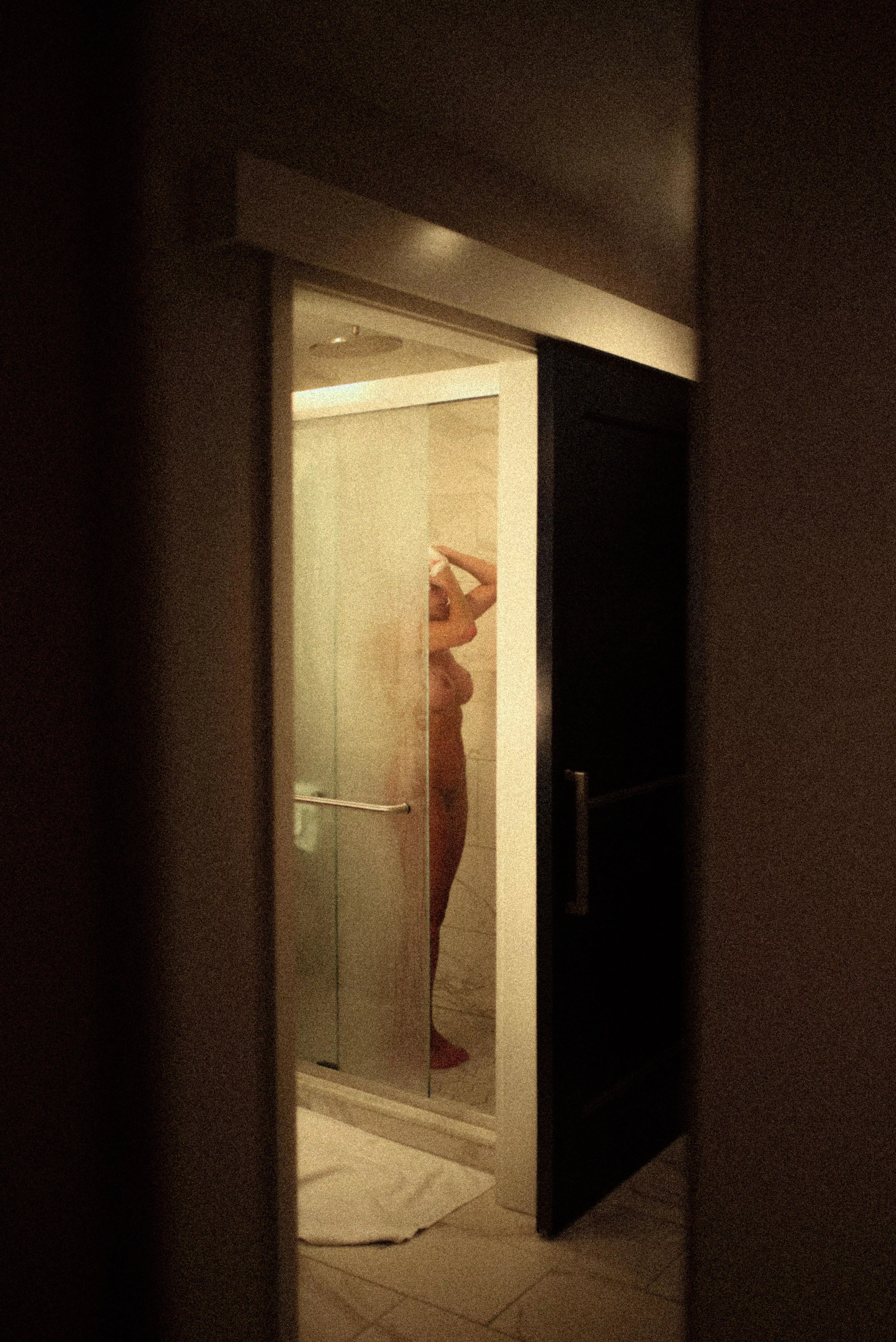 Artsy showering 🤩🤩🤩 posted by Mckenzi_xoxo