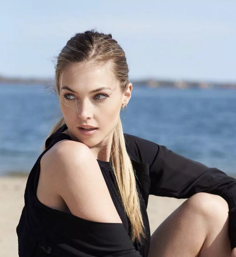 Ashley Smouter posted by bobbyUP-MKII