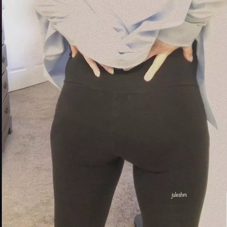 ass massage? I’ll do you if you do me posted by JulesJewels25